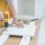 Co zrobić, kiedy lodówka przestaje działać, a pralka przecieka? Praktyczny poradnik